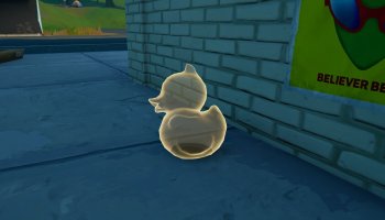 A Rubber Duck hologram in Fortnite.