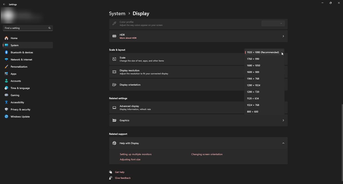 Windows settings under the display settings tab, showing resolutions in a drop-down menu.