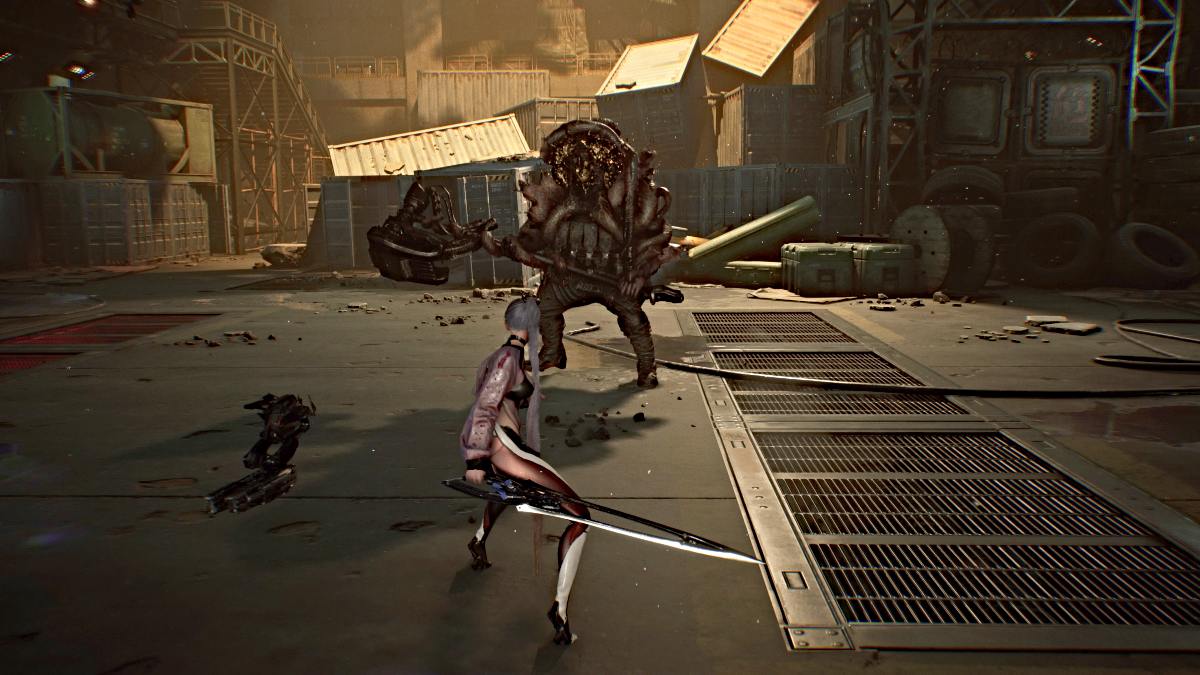 Eve fighting the Juggernaut in Stellar Blade