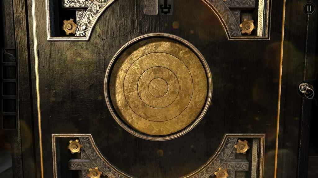 The ring puzzle on the front of the safe