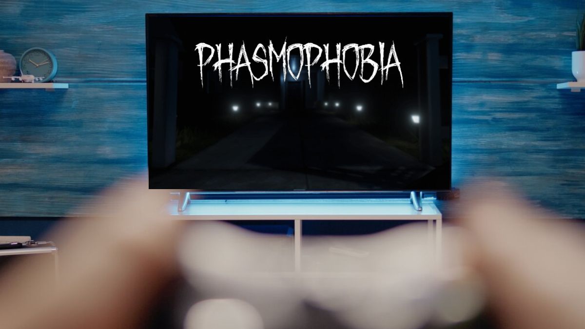 Person playing Phasmophobia on console