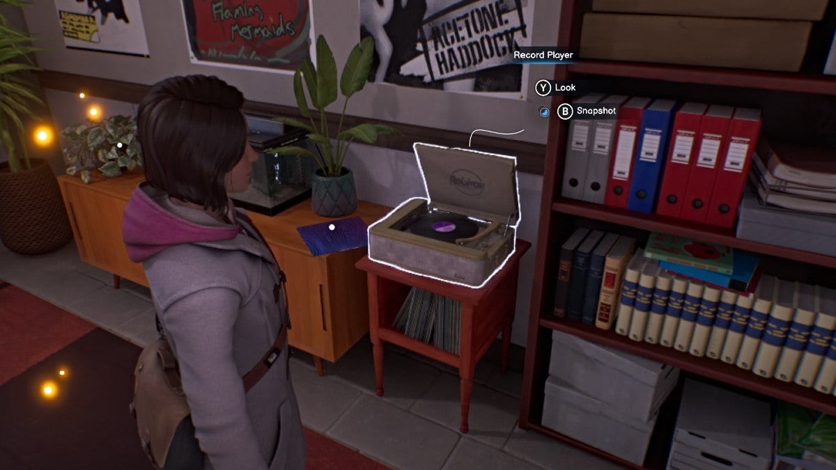 Gwen's record player in Life is Strange Double Exposure