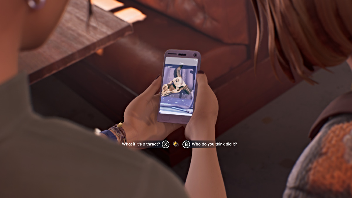 Safi shows Max a photo in Life is Strange Double Exposure