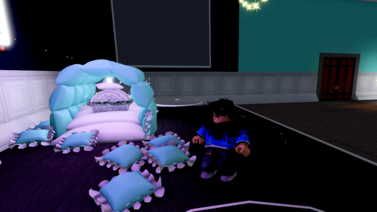 A Glitterfrost Chest in Royale High